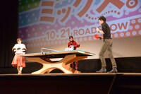 石川佳純と吉村真晴によるシングルスマッチの様子。