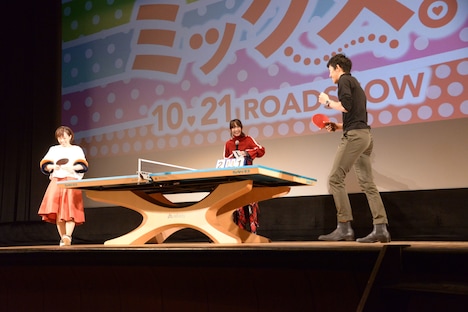 石川佳純と吉村真晴によるシングルスマッチの様子。