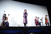 主題歌「Oneway Generation」を披露するThinking Dogs。