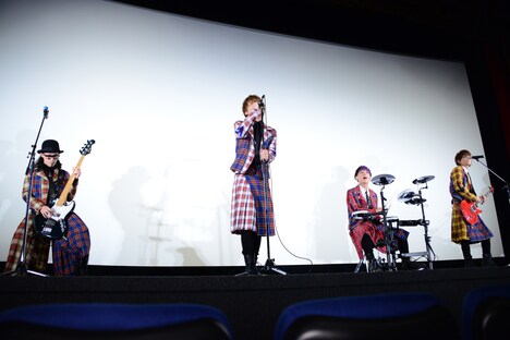 主題歌「Oneway Generation」を披露するThinking Dogs。