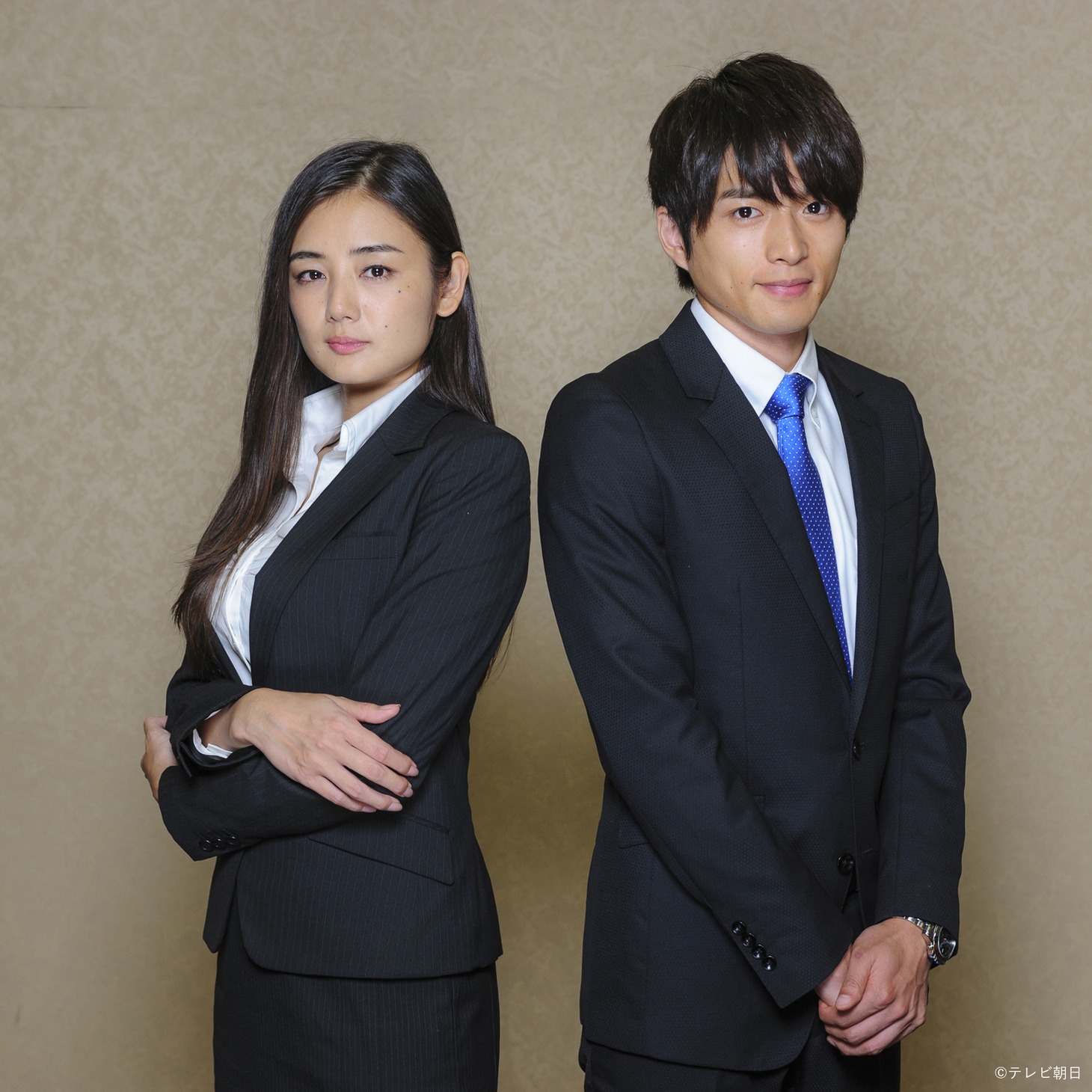 左から片山萌美演じる小牧美和、白洲迅演じる宇野颯太。