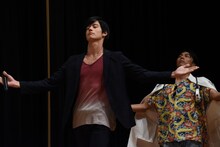 「神ー！」という歓声を受けて登壇した岩永徹也（左）と、なぜか同じポーズを取る小野塚勇人（右）。