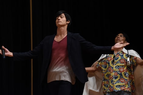 「神ー!」という歓声を受けて登壇した岩永徹也(左)と、なぜか同じポーズを取る小野塚勇人(右)。