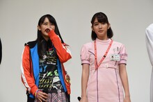 左から黒崎レイナ、松田るか。