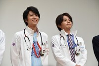 左から飯島寛騎、瀬戸利樹。