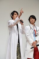 口には出さず、「バーン」のモーションをする松本享恭。