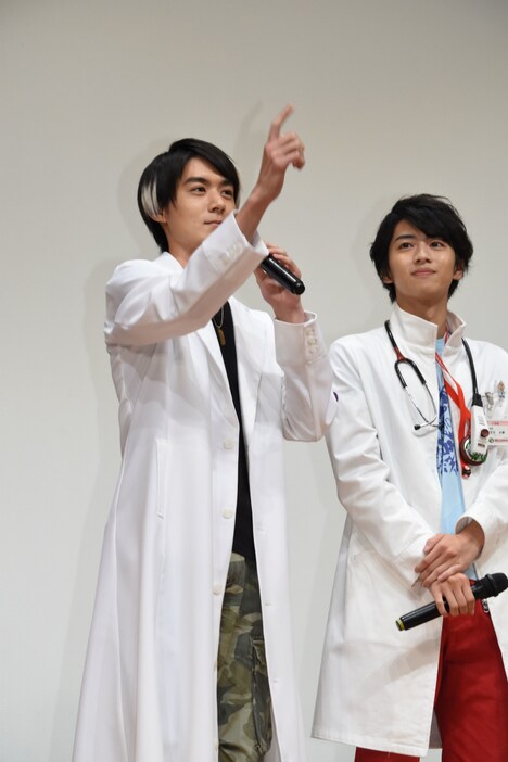 口には出さず、「バーン」のモーションをする松本享恭。