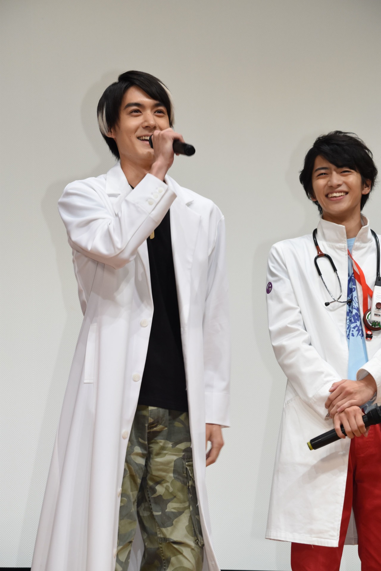 左から松本享恭、飯島寛騎。