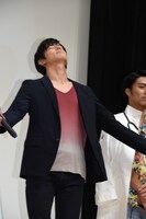 ファンの「神ー！」という歓声を噛みしめる岩永徹也。