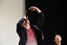 「ブエーヘッヘッヘッ」と笑いながらのけぞる岩永徹也。