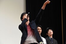 「ブエーヘッヘッヘッ」と笑いながらのけぞる岩永徹也。