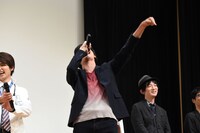 「ブエーヘッヘッヘッ」と笑いながらのけぞる岩永徹也。