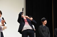 「ブエーヘッヘッヘッ」と笑いながらのけぞる岩永徹也。