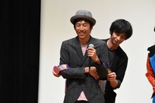 なぜかニコのリュックを背負ってきた上堀内佳寿也（手前）と、リュックを下ろす中澤祥次郎（奥）。