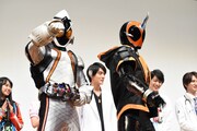 左から仮面ライダーフォーゼ、仮面ライダーゴースト。