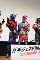 左から仮面ライダービルド、仮面ライダーエグゼイド。