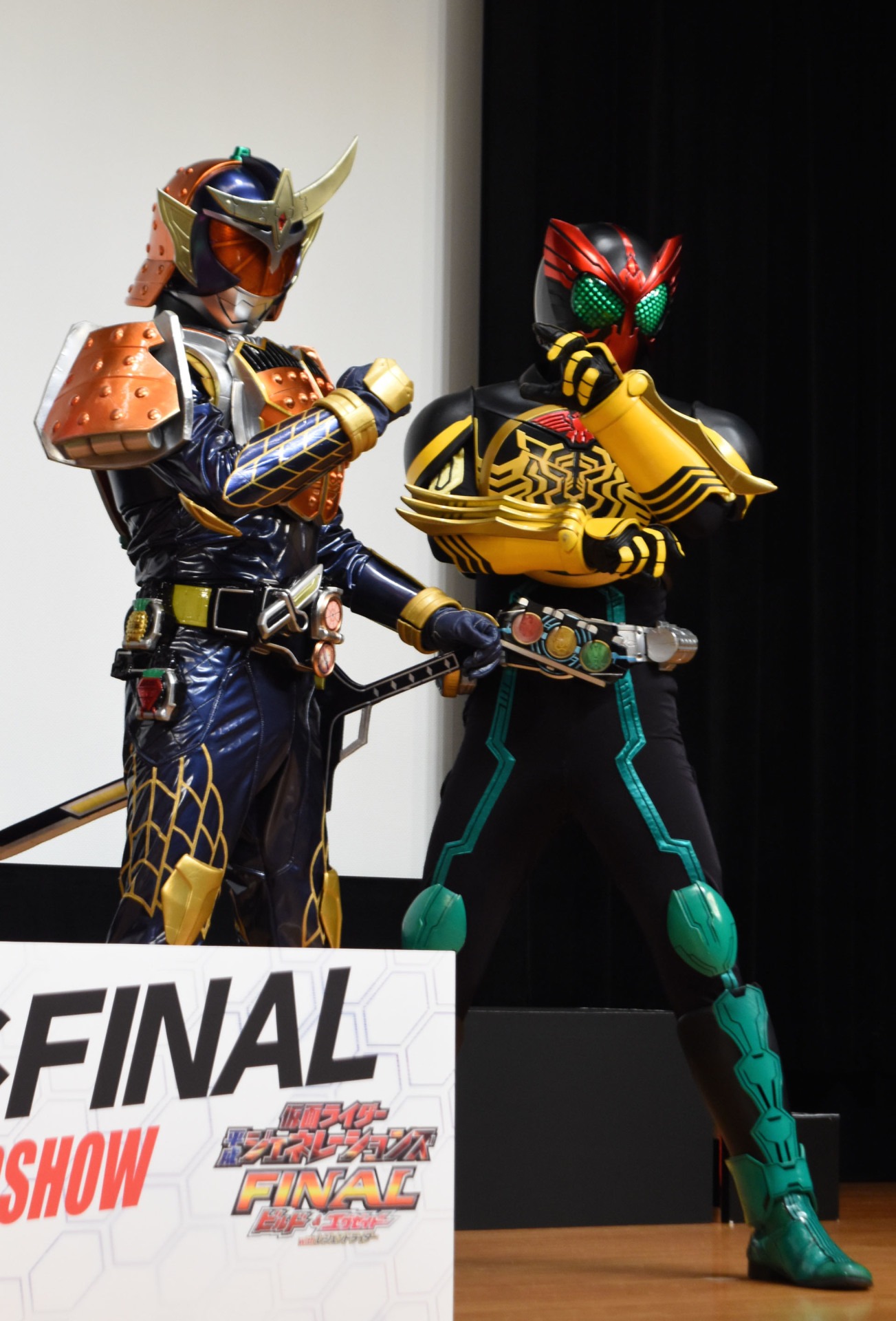 左から仮面ライダー鎧武、仮面ライダーオーズ。