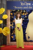 ベルをイメージした衣装で登場した内田理央。ガーリーなトップスにパンツスタイルのメリハリがポイント。ファーのパンプスで秋らしく。