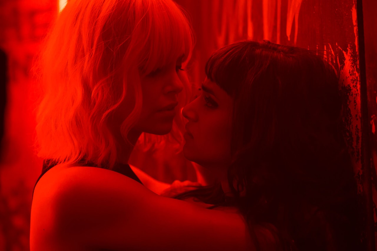 シャーリーズ・セロンとソフィア・ブテラが急接近「アトミック・ブロンド」新写真