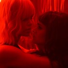 シャーリーズ・セロンとソフィア・ブテラが急接近「アトミック・ブロンド」新写真