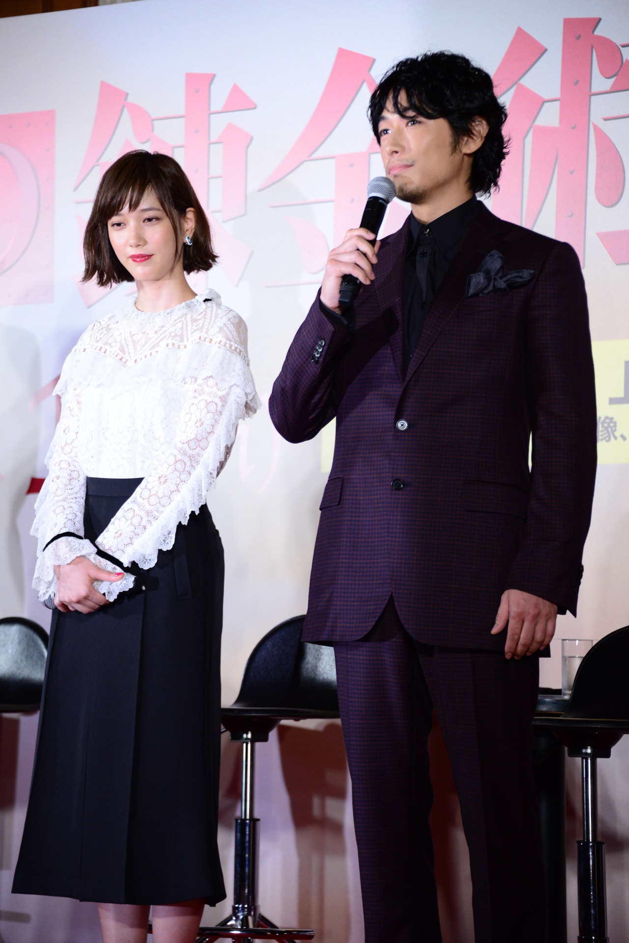 左から本田翼、ディーン・フジオカ。
