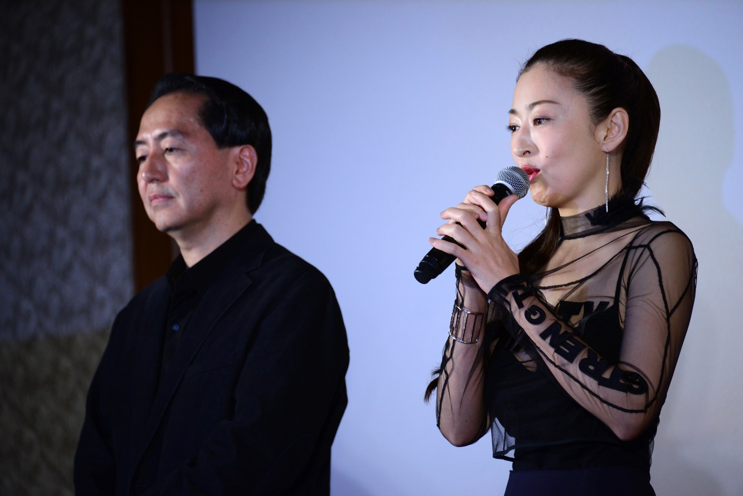 左から曽利文彦、松雪泰子。