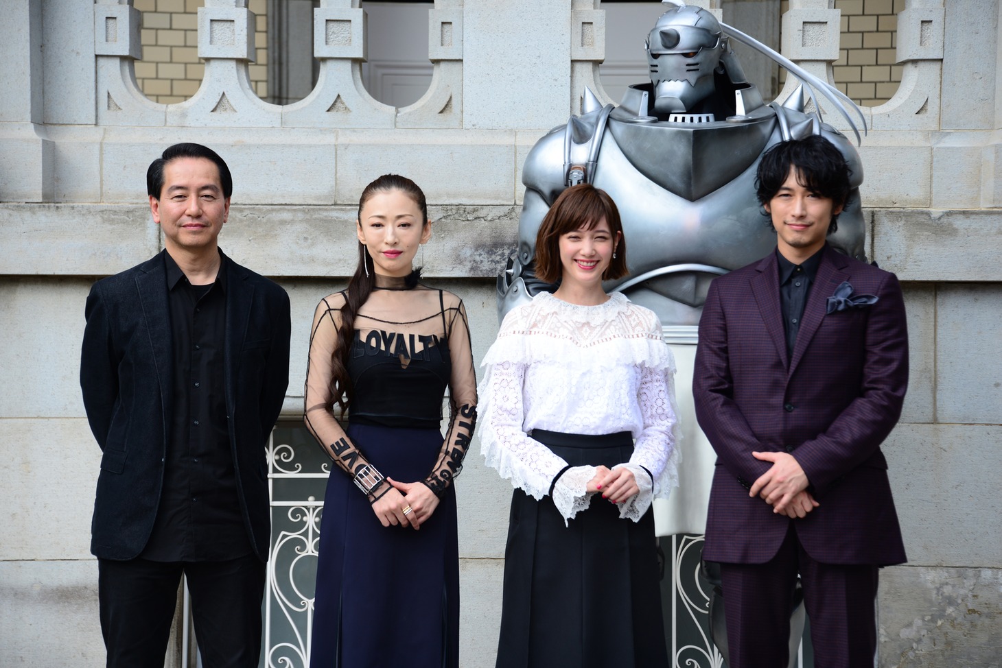 映画「鋼の錬金術師」完成報告会見の様子。左から曽利文彦、松雪泰子、本田翼、ディーン・フジオカ。奥に見えるのはアルのスタチュー。