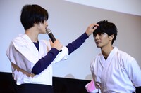 中尾暢樹（右）に“頭ポンポン”をする結木滉星（左）。