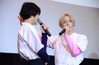 結木滉星に“エア壁ドン”する前山剛久。