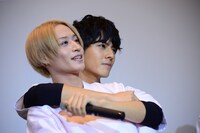 前山剛久を“バックハグ”する中尾暢樹。