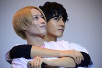 前山剛久を“バックハグ”する中尾暢樹。