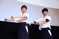 劇中シーンを再現する池田エライザ（左）と中尾暢樹（右）。