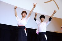 劇中シーンを再現する池田エライザ（左）と中尾暢樹（右）。