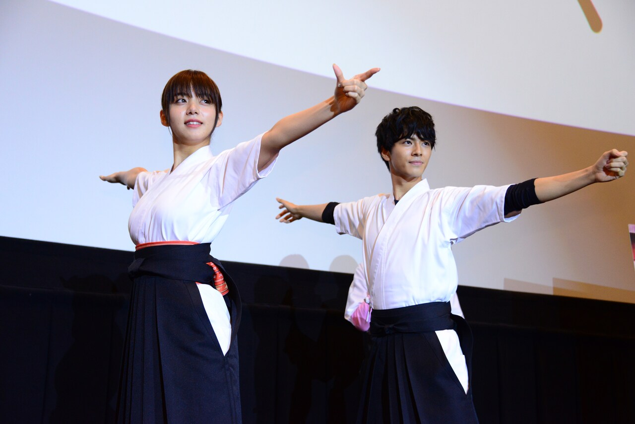 劇中シーンを再現する池田エライザ（左）と中尾暢樹（右）。 - 「一礼