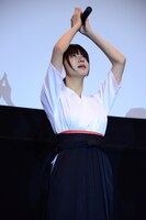 映画のヒットを天に祈る池田エライザ。