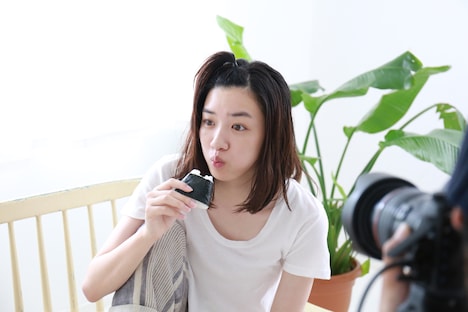 永野芽郁オフィシャルカレンダー2018のオフショット。