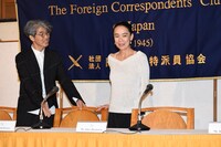 河瀬直美（右）の椅子を引く安藤紘平（左）。