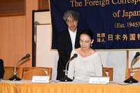 河瀬直美（右）の椅子を引く安藤紘平（左）。