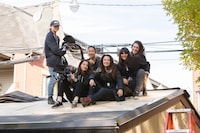 「アンダー・ハー・マウス」のスタッフたち。