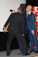 客席をバックに自撮りをするジェームズ・ポンソルトとバイきんぐ。