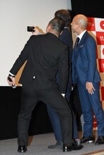 客席をバックに自撮りをするジェームズ・ポンソルトとバイきんぐ。