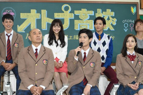 土曜ナイトドラマ「オトナ高校」制作発表会見の様子。上段左から夕輝壽太、松井愛莉、竜星涼、橋本裕志。下段左から高橋克実、三浦春馬、黒木メイサ。