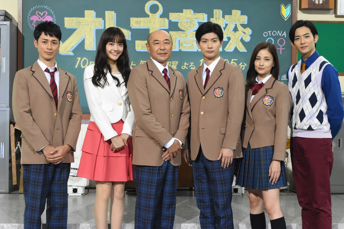 土曜ナイトドラマ「オトナ高校」制作発表会見の様子。左から夕輝壽太、松井愛莉、高橋克実、三浦春馬、黒木メイサ、竜星涼。