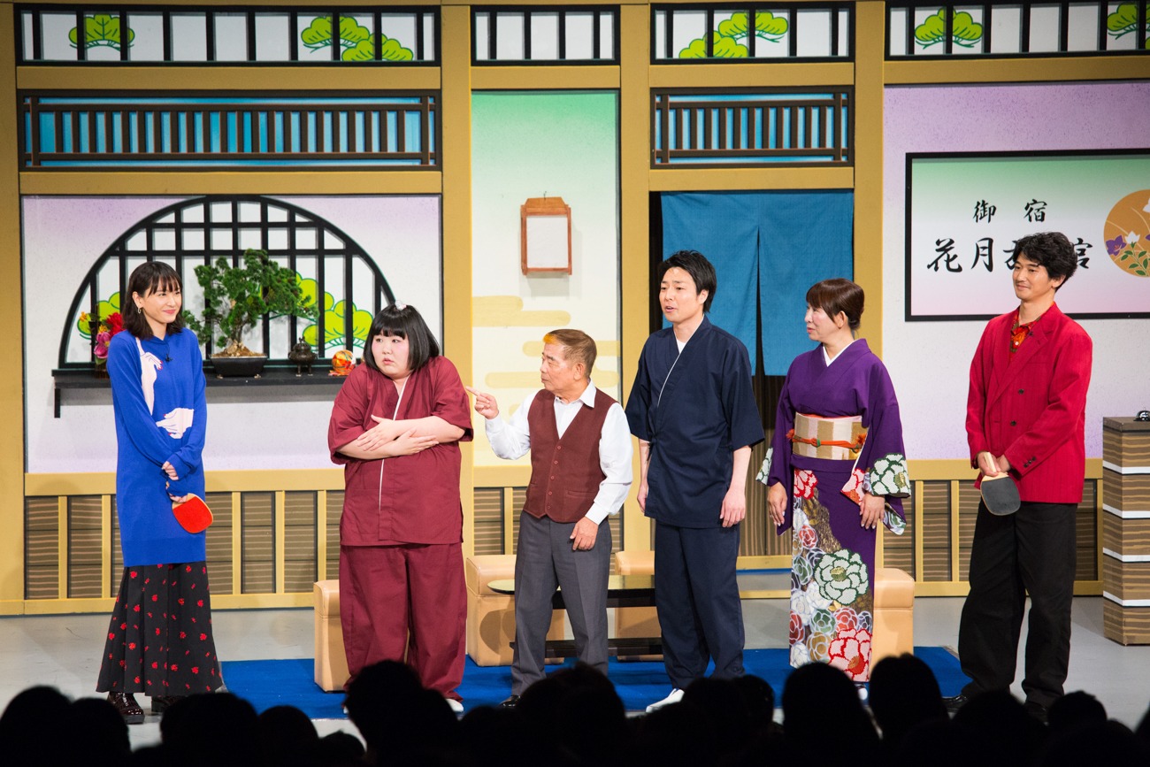 吉本新喜劇に新垣結衣（左）と瑛太（右）が参加した際の様子。