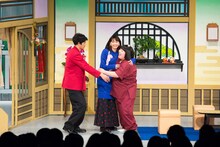 吉本新喜劇の様子。