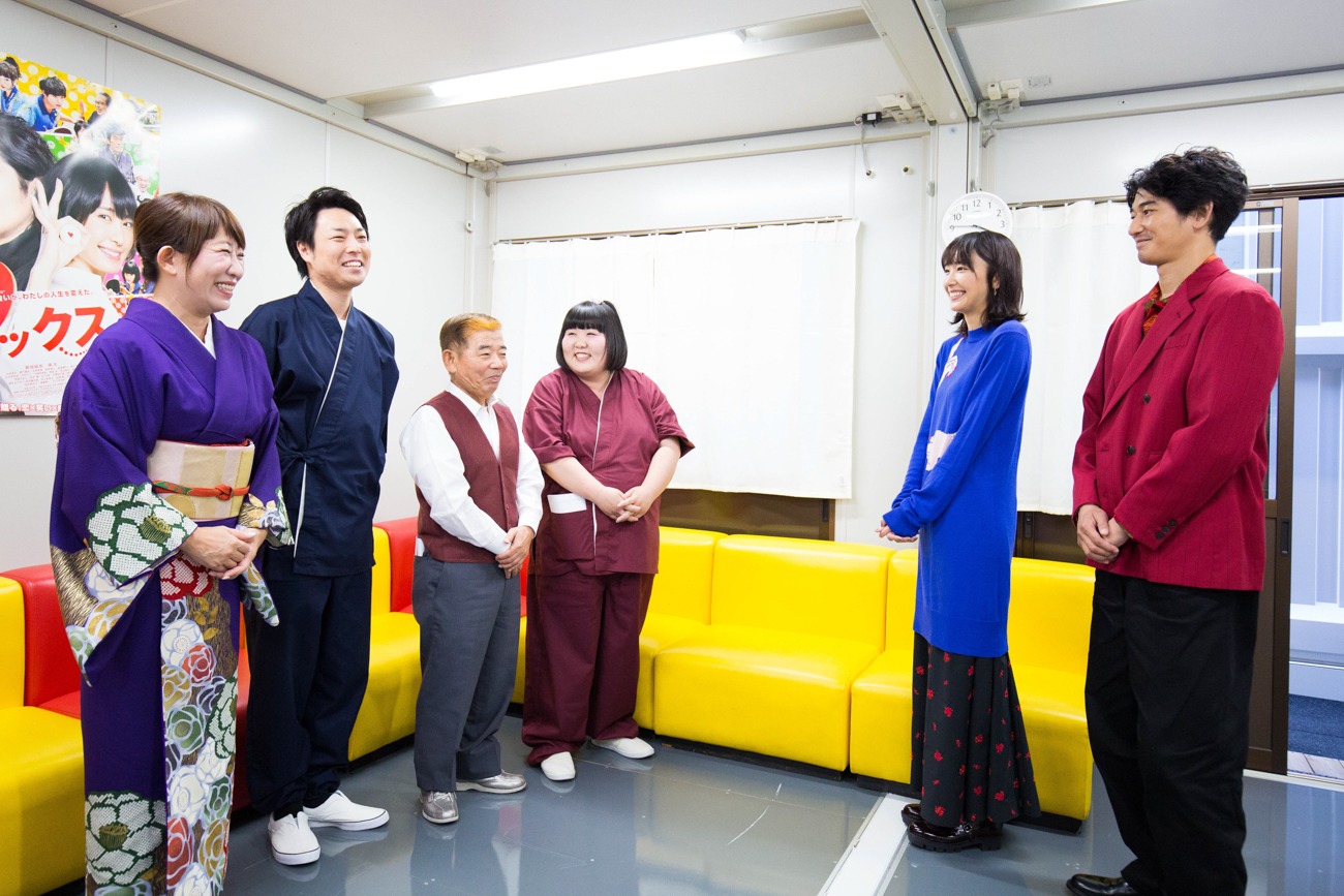 吉本新喜劇の本番前の様子。