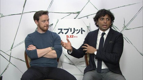 左からジェームズ・マカヴォイ、M・ナイト・シャマラン。