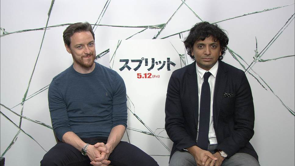 左からジェームズ・マカヴォイ、M・ナイト・シャマラン。