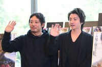 左から入江悠、藤原竜也。