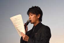 台本を手に、進行役を務めた佐藤健。